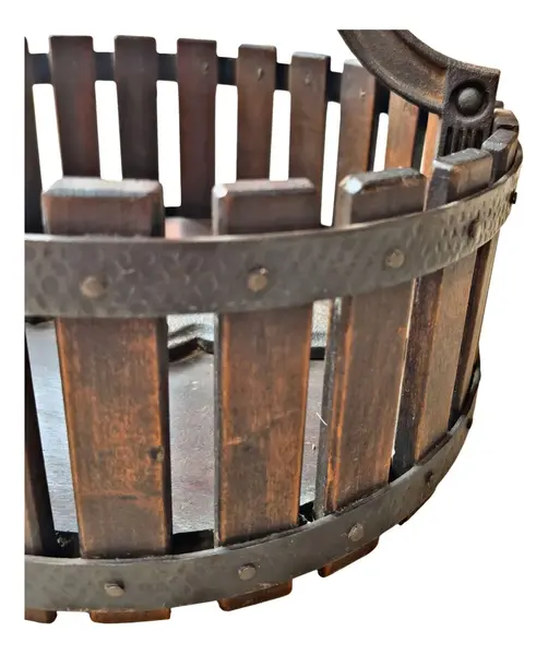 Foto de um(a) Quebra Nozes antigo em madeira ripada e ferro fundido, da categoria de Outros colecionáveis. Quebra nozes em madeira nobre ripada e ferro fundido Mede: 29 cm de altura(fechado)x 23,5 cm de diâmetro. Mostrado de uma perspectiva diferente. Vendido no marketplace Trésors.