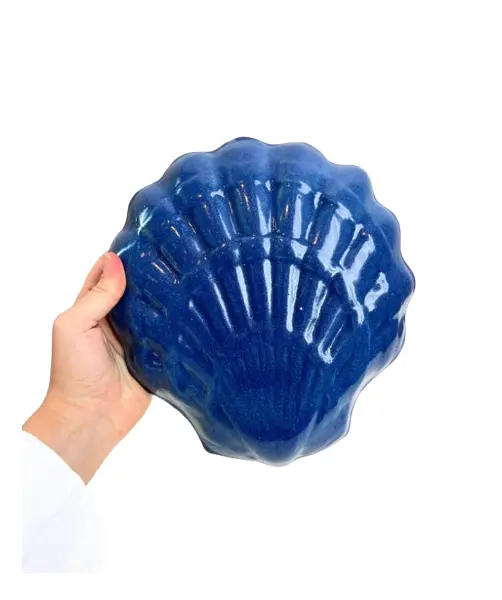 Foto de um(a) ​Petisqueira em cerâmica artesanal formato concha, da categoria de Travessas e tigelas. Petisqueira em cerâmica artesanal. Perfeito estado. Medidas: 23x22x4cm. Vendido no marketplace Trésors.