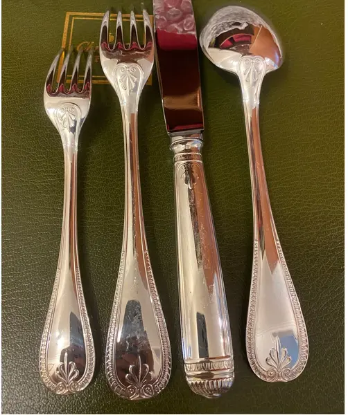 Foto de um(a) Faqueiro Christofle Malmaison - 12 lugares, da categoria de Faqueiros / Jogo de talheres. Faqueiro presente de casamento em 1980. Completo e em otimo estado. Tem caixa para armazenamento de pecas comprado em Nova... Mostrado de uma perspectiva diferente. Vendido no marketplace Trésors.