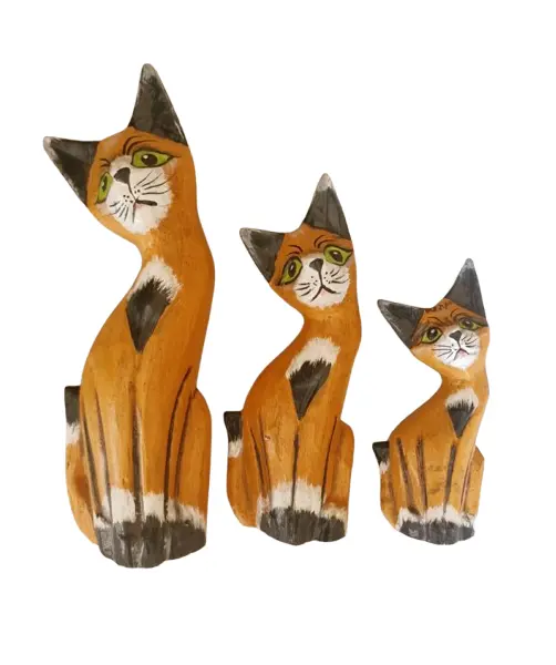 Foto de um(a) Trio família de gatos em madeira, da categoria de Modelos e estatuetas. Trio de esculturas de gatos, um item clássico de decoração artesanal. Elas são esculpidas em madeira (geralmente balsa ou... Vendido no marketplace Trésors.
