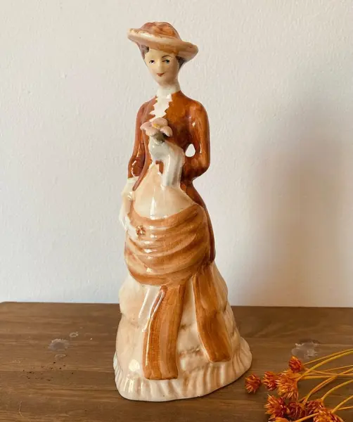 Foto de um(a) Estatueta cerâmica Weiss, da categoria de Escultura. Estatueta Produzida pela cerâmica Weiss. 24 cm de altura Em perfeito estado. Mostrado de uma perspectiva diferente. Vendido no marketplace Trésors.