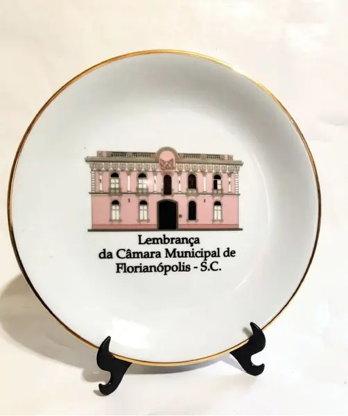 Foto de um(a) Prato Florianópolis, da categoria de Pratos Decorativos. Prato decorativo em porcelana policromada com filete em ouro, homenageando a câmara municipal de florianópolis, sc, década... Mostrado de uma perspectiva diferente. Vendido no marketplace Trésors.