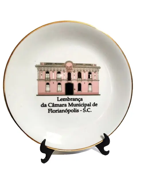 Foto de um(a) Prato Florianópolis, da categoria de Pratos Decorativos. Prato decorativo em porcelana policromada com filete em ouro, homenageando a câmara municipal de florianópolis, sc, década... Vendido no marketplace Trésors.