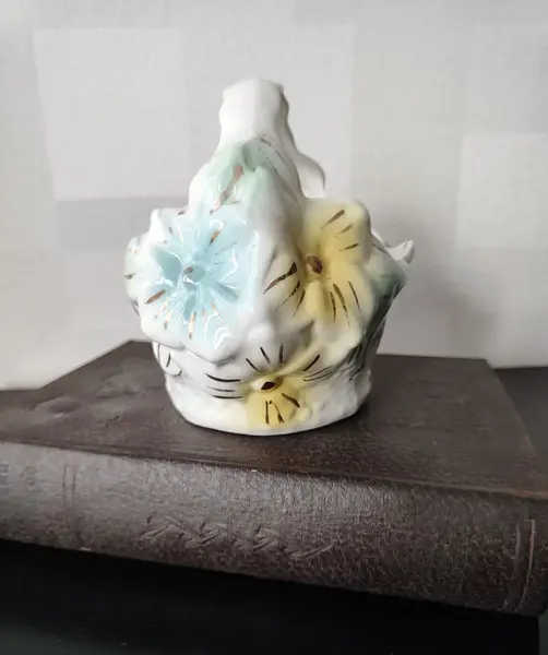 Foto de um(a) Mini Floreira Porcelana Brasileira, Década de 1940, da categoria de Cachepot. Floreira em porcelana policromada brasileira com flores em relevo e adesivo floral com acabamento em filetes em ouro, década... Mostrado de uma perspectiva diferente. Vendido no marketplace Trésors.