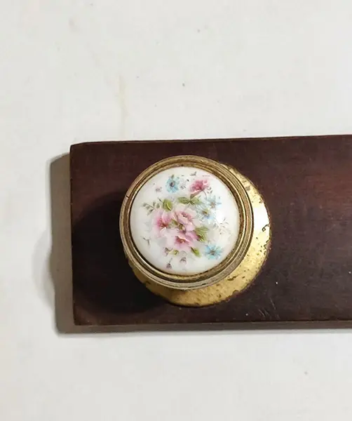 Foto de um(a) Cabideiro/Porta Bijuterias em Imbuia, Década de 1980, da categoria de Cabideiros e porta-chapéus. Cabideiro / porta bijuterias em imbuía com sete puxadores em latão com porcelana policromada com motivos florais, década de... Mostrado de uma perspectiva diferente. Vendido no marketplace Trésors.