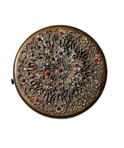 Foto de um(a) Caixa de Pó de Arroz em Latão, Década de 1940, da categoria de Outros colecionáveis. Caixa de pó de arroz em latão, tampa com filigrana e incrustação de pedras sintéticas multicores. Espelho original com... Vendido no marketplace Trésors.