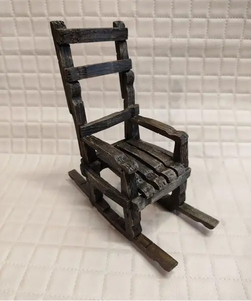 Foto de um(a) Miniatura de Cadeira de Balanço, Década de 2000, da categoria de Modelos e estatuetas. Miniatura de cadeira de balanço feita com prendedores de roupas, anilinado de imbuia e envelhecido, década de 2000. A: 18 cm... Mostrado de uma perspectiva diferente. Vendido no marketplace Trésors.