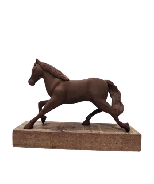 Foto de um(a) Escultura Equina. Mr, da categoria de Escultura. Cavalo em técnica mista com camada de resina líquida e pátina na cor madeira, base em made de demolição. Peça única pelo... Vendido no marketplace Trésors.