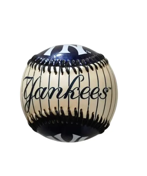 Foto de um(a) Bola de Baseball Yankees, New York, Colecionável, da categoria de Memorabilia de esportes. Colecionável bola de baseball ny yankees. Collector series. Diâmetro: 7 cm peso: 155 g. Vendido no marketplace Trésors.
