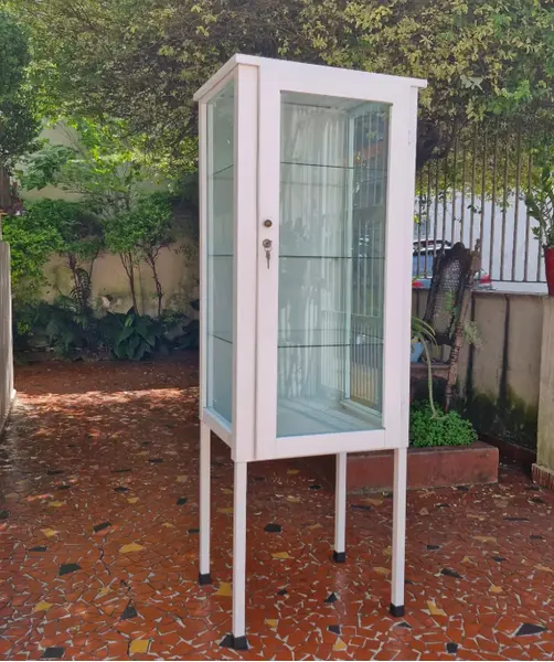 Foto de um(a) ​Armário vitrine hospitalar antigo - "farmacinha", da categoria de Armários e armazenamento. Armário vitrine hospitalar antigo, também muito conhecido popularmente como cristaleira de farmácia vintage ou... Mostrado de uma perspectiva diferente. Vendido no marketplace Trésors.