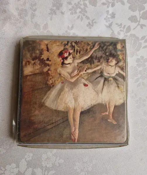 Foto de um(a) Belo conjunto de porta-copos - Pinturas francesas de Edgar Degas, da categoria de Porta-copos. Lindo conjunto de 6 porta-copos em couro, representando pinturas do artista francês Edgar Degas, um impressionista do século... Mostrado de uma perspectiva diferente. Vendido no marketplace Trésors.