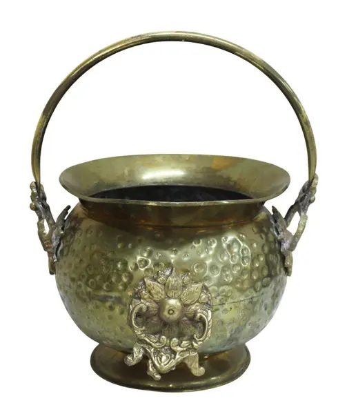 Foto de um(a) Balde/Cachepot em metal dourado pontilhado, da categoria de Cachepot. Antigo balde em metal dourado pontilhado com apliques em bronze maciço no formato de flores. Apresenta alça lisa articulada.... Vendido no marketplace Trésors.
