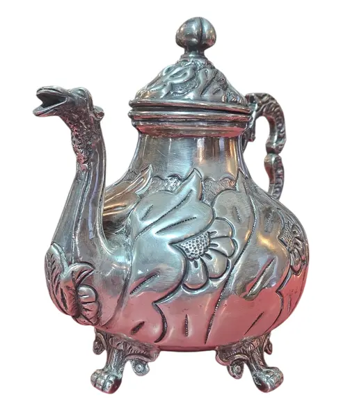 Foto de um(a) Aparelho de Chá e Café Colonial em Prata – 5 Peças Trabalhadas, da categoria de Conjuntos de café e chá. Magnífico conjunto colonial para chá e café, composto por 5 peças ricamente adornadas. Este aparelho é um exemplo clássico... Mostrado de uma perspectiva diferente. Vendido no marketplace Trésors.