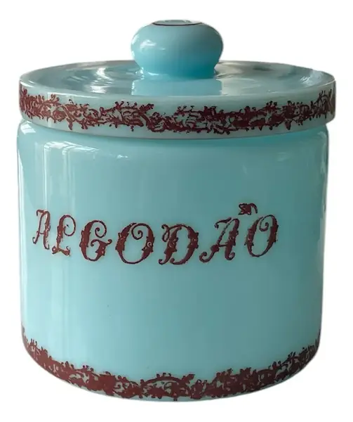 Foto de um(a) Antigo Pote Para Algodão Caixa Em Opalina Francesa Azul, da categoria de Garrafas, potes e jarros. Antiga caixa pote para algodão em opalina francesa azul. Peça versátil e decorativa. Medidas 12x13cm. Vendido no marketplace Trésors.