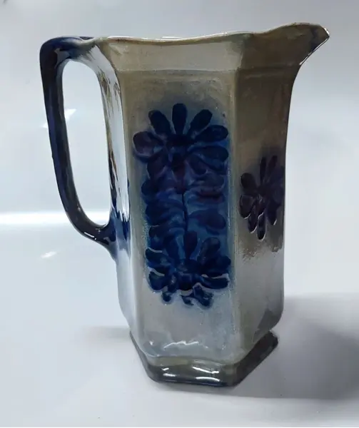 Foto de um(a) Jarra Borrão Azul Cobalto, Cerâmica Germany, da categoria de Garrafas, potes e jarros. Jarra borrão com a tradicional estampa floral em azul cobalto e fundo em tons de azulejos e cinza. Fabricada pela fábrica de... Mostrado de uma perspectiva diferente. Vendido no marketplace Trésors.