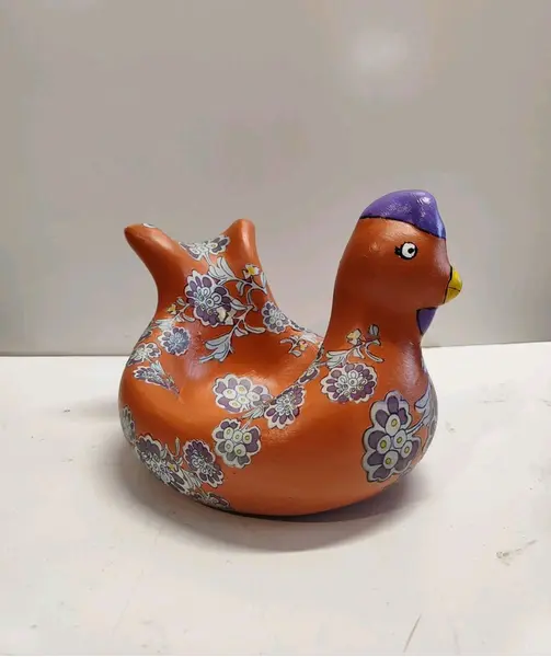 Foto de um(a) Galinha Porta Ovos em Terracota Nordestina, Motivo Floral, Década de 1980, da categoria de Outros objetos decorativos. Galinha porta ovos em terracota nordestina com decupage policromada motivo floral e vitrificada, década de 1980. A: 16 cm L:... Mostrado de uma perspectiva diferente. Vendido no marketplace Trésors.