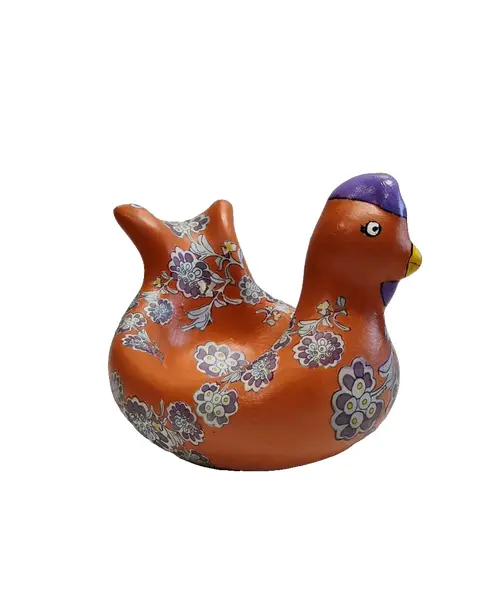 Foto de um(a) Galinha Porta Ovos em Terracota Nordestina, Motivo Floral, Década de 1980, da categoria de Outros objetos decorativos. Galinha porta ovos em terracota nordestina com decupage policromada motivo floral e vitrificada, década de 1980. A: 16 cm L:... Vendido no marketplace Trésors.