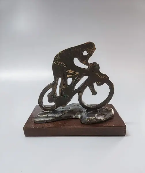 Foto de um(a) Escultura O Ciclista em Resina e Imbuia, Década de 1980, da categoria de Escultura. O ciclista: escultura em resina com pátina bronze envelhecido, base em imbuia. Década de 1980 não apresenta registro do... Mostrado de uma perspectiva diferente. Vendido no marketplace Trésors.