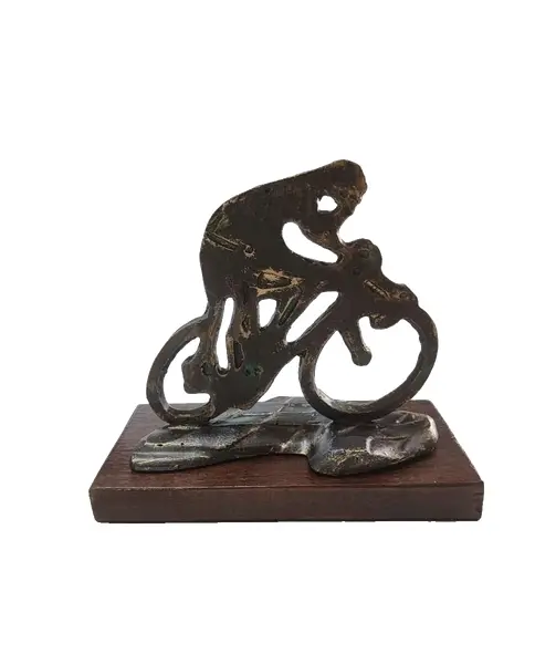 Foto de um(a) Escultura O Ciclista em Resina e Imbuia, Década de 1980, da categoria de Escultura. O ciclista: escultura em resina com pátina bronze envelhecido, base em imbuia. Década de 1980 não apresenta registro do... Vendido no marketplace Trésors.