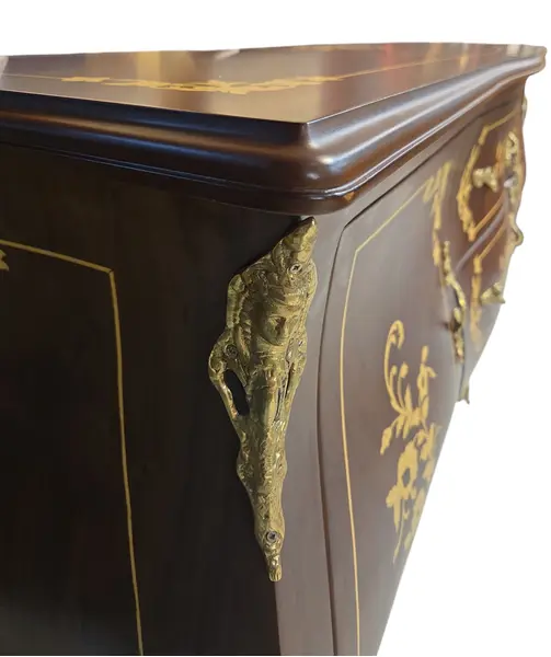 Foto de um(a) Balcão Buffet Bombê Antigo em Madeira Nobre com Marchetaria e Bronze, da categoria de Aparadores e Buffet. Excepcional Balcão Buffet Bombê com Rica Marchetaria e Bronze Uma obra-prima do mobiliário clássico, este balcão buffet une... Mostrado de uma perspectiva diferente. Vendido no marketplace Trésors.