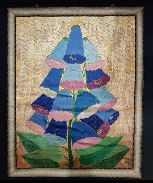 Foto de um(a) Tapeçaria Juta Anos 80, da categoria de Tapeçaria. Tapeçaria em juta bordada com fio de seda e a moldura acompanha a mesma técnica. Obra da tapeceira diva miotto, década de... Mostrado de uma perspectiva diferente. Vendido no marketplace Trésors.