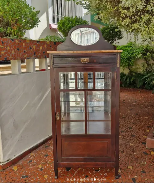 Foto de um(a) ​Belisima e antiga cristaleira vitrine em madeira nobre, da categoria de Cristaleiras. Belisima e antiga cristaleira vitrine em madeira nobre, comumente associada ao estilo Art Nouveau ou mobiliário clássico... Mostrado de uma perspectiva diferente. Vendido no marketplace Trésors.