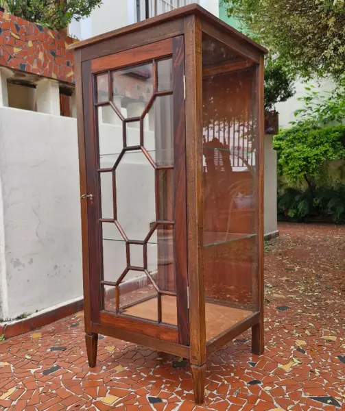 Foto de um(a) Cristaleira vitrine antiga em madeira maciça, da categoria de Cristaleiras. Belíssima e elegante cristaleira vitrine antiga, confeccionada em madeira de lei maciça com tonalidade escura e veios... Mostrado de uma perspectiva diferente. Vendido no marketplace Trésors.