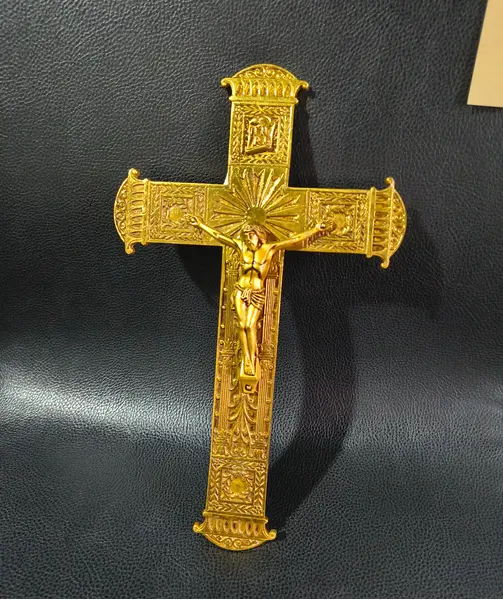 Foto de um(a) Crucifixo em metal dourado, da categoria de Objetos religiosos e espirituais. Crucifixo em metal dourado. Rico em detalhes Mede:A 24cm L 15cm. Mostrado de uma perspectiva diferente. Vendido no marketplace Trésors.