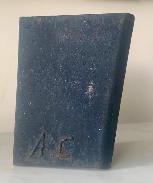 Foto de um(a) Amilcar de Castro escultura em aço dobrado anos 80, da categoria de Escultura. Amilcar de Castro, escultura em aço dobrado anos 80 medindo C 9 x L 17 x A 21cm. Mostrado de uma perspectiva diferente. Vendido no marketplace Trésors.