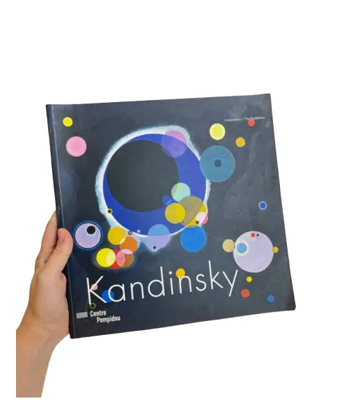 Foto de um(a) ​Livro brochura com as obras de Kandinsky expostas entre 2005 e 2010, da categoria de Livros. Livro brochura com as obras de Kandinsky expostas entre 2005 e 2010 nos museus europeus. Em inglês. Marcas do tempo e uso.... Vendido no marketplace Trésors.