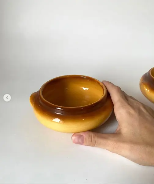 Foto de um(a) Dupla de tigelas cerâmicas, da categoria de Travessas e tigelas. Dupla de tigelas em cerâmica. Medem: 15 cm de diâmetro e 5 cm de altura. Mostrado de uma perspectiva diferente. Vendido no marketplace Trésors.