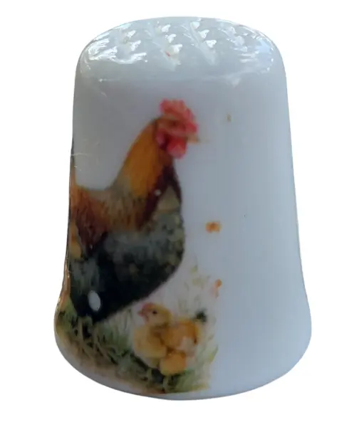 Foto de um(a) Dedal de Coleção em Porcelana – Galo e Pintinhos, da categoria de Outros colecionáveis. Este encantador dedal em porcelana apresenta uma cena bucólica clássica, retratando a vida no campo. Com uma ilustração... Mostrado de uma perspectiva diferente. Vendido no marketplace Trésors.