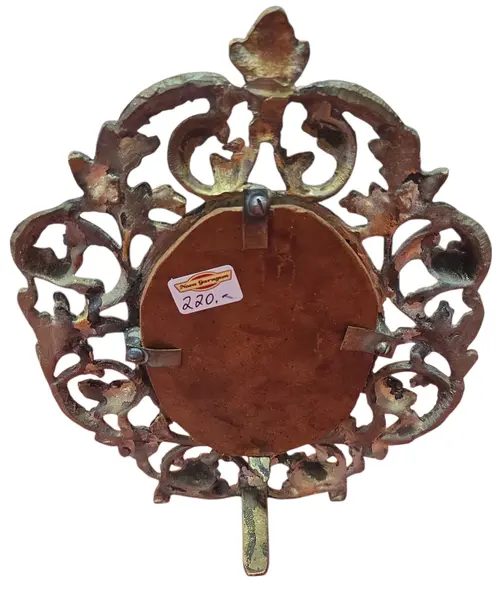 Foto de um(a) Porta Retrato em Bronze Oval - Vertical, da categoria de Porta retratos. Belíssimo porta-retrato oval vertical confeccionado em bronze de alta qualidade. Esta peça apresenta um trabalho de fundição... Mostrado de uma perspectiva diferente. Vendido no marketplace Trésors.