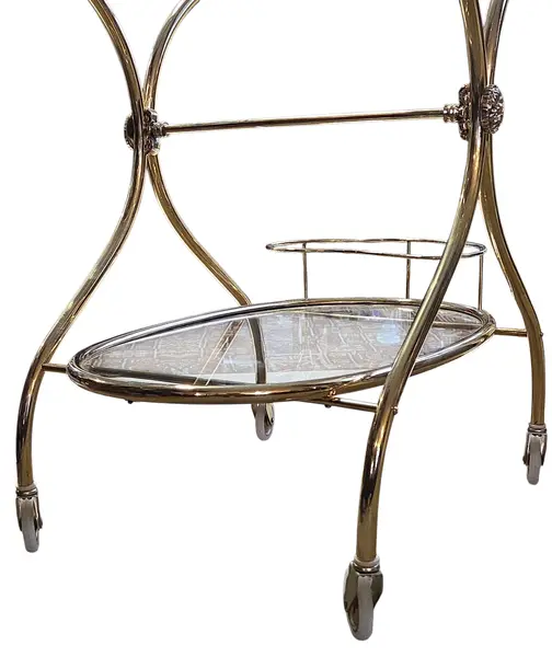 Foto de um(a) Carrinho de Chá Italiano – Bronze e Latão com Vidro Temperado, da categoria de Carrinhos de bar e auxiliares. Exemplar sofisticado do design europeu, este carrinho de chá (ou carrinho bar) combina a robustez do bronze com o brilho... Mostrado de uma perspectiva diferente. Vendido no marketplace Trésors.