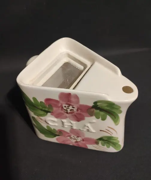 Foto de um(a) Jarra de Chá Anos 70, da categoria de Jarros. Jarra de chá em cerâmica esmaltada e policromada com motivo floral, tampa em acrílico e uma peneirinha. Tendo como... Mostrado de uma perspectiva diferente. Vendido no marketplace Trésors.
