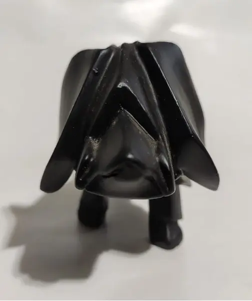 Foto de um(a) Cachorro Origami Anos 2000, da categoria de Modelos e estatuetas. Cachorro em resina na cor preta, inspirado nos origamis de papel, peça dos anos 2000.A: 8,5cm / P: 6,5cm / L: 26,5cm Peso:... Mostrado de uma perspectiva diferente. Vendido no marketplace Trésors.