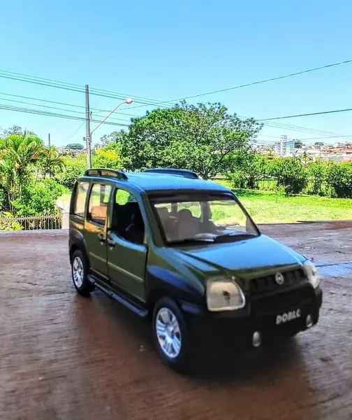 Foto de um(a) Mini Fiat Doblo, Escala 1/43, da categoria de Modelos de carros. Miniatura do fiat doblo adventure em metal com detalhes internos em plástico, pneus de borracha, fricção e portas da frente... Mostrado de uma perspectiva diferente. Vendido no marketplace Trésors.