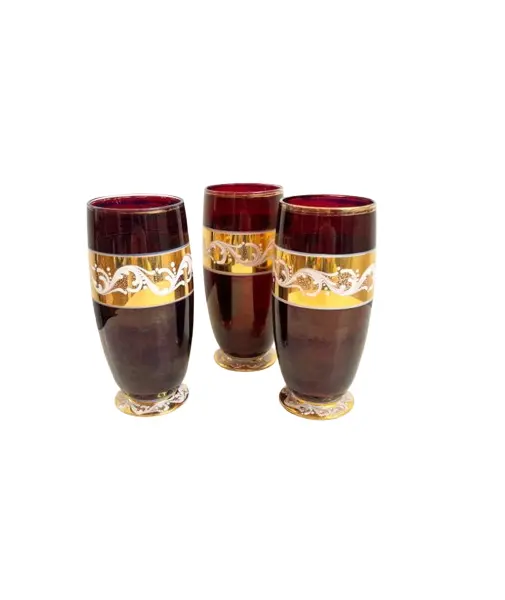 Foto de um(a) ​Trio de copos altos de vidro da década de 50, da categoria de Copos. Trio de copos altos de vidro da década de 50, pintados em bordô, dourado e branco. Marcas do tempo e uso e um com mínimo... Vendido no marketplace Trésors.