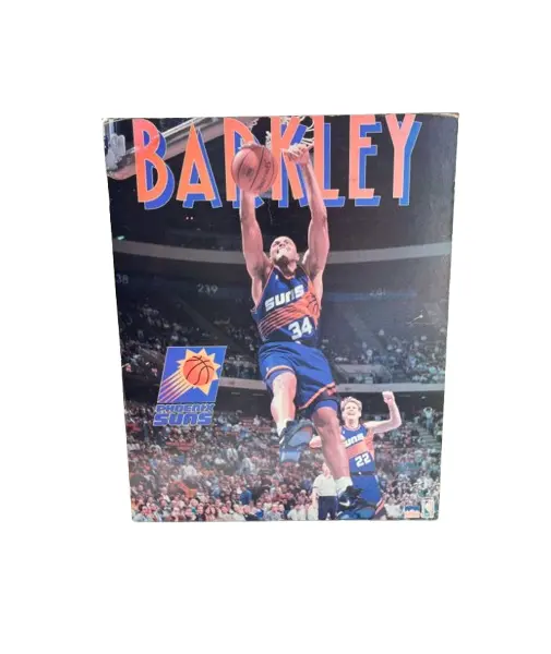 Foto de um(a) ​Pôster de basquete - Charles Barkley 1993 Phoenix Suns, da categoria de Cartazes. Pôster colado na madeira, de 1993. Possui marcas do tempo e uso como nas fotos. Medidas: 50x41cm. Vendido no marketplace Trésors.
