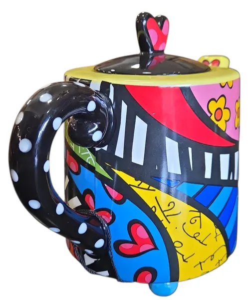 Foto de um(a) Bule Romero Britto Original – Cerâmica, da categoria de Bules. Leve a arte vibrante de Romero Britto para a sua mesa com este bule icônico. Com estampas que misturam elementos do cubismo,... Mostrado de uma perspectiva diferente. Vendido no marketplace Trésors.