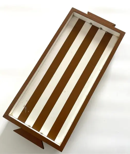 Foto de um(a) Bandeja de formica, da categoria de Bandejas. Bandeja em fórmica Mede: 37 x 17cm. Mostrado de uma perspectiva diferente. Vendido no marketplace Trésors.