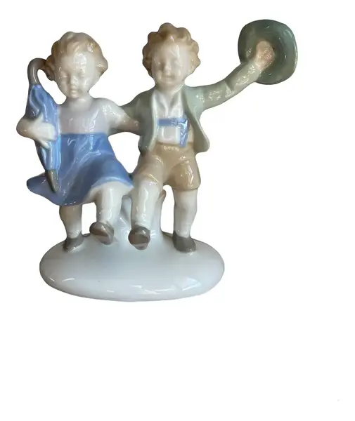 Foto de um(a) Antigo Bibelô Figurine Meninos Brincando Porcelana Alemã, da categoria de Escultura. Antiga figurine/bibelô em porcelana artística alemã. Cores típicas de meados do século XX. Muito decorativa e colecionável.... Vendido no marketplace Trésors.