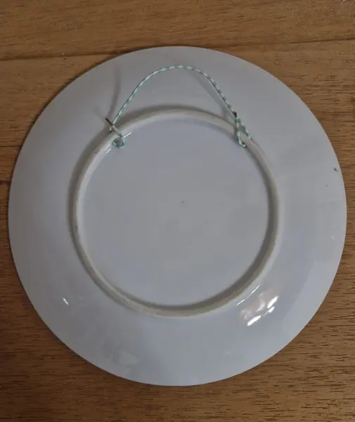 Foto de um(a) Lindo prato de coleção em porcelana, da categoria de Pratos Decorativos. Lindíssimo prato em porcelana, que apresenta uma pintura cênica de Bruges, na Bélgica, destacando um de seus famosos canais... Mostrado de uma perspectiva diferente. Vendido no marketplace Trésors.