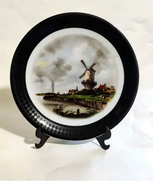 Foto de um(a) Prato Moinho Renner 80'S, da categoria de Pratos Decorativos. Prato decorativo em porcelana policromada com imagem da clássica pintura com moinho dos ventos, de jacob van ruisdael na... Mostrado de uma perspectiva diferente. Vendido no marketplace Trésors.
