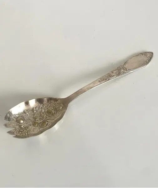 Foto de um(a) Colher banho de prata, da categoria de Colheres. Colher banho de prata. Mostrado de uma perspectiva diferente. Vendido no marketplace Trésors.
