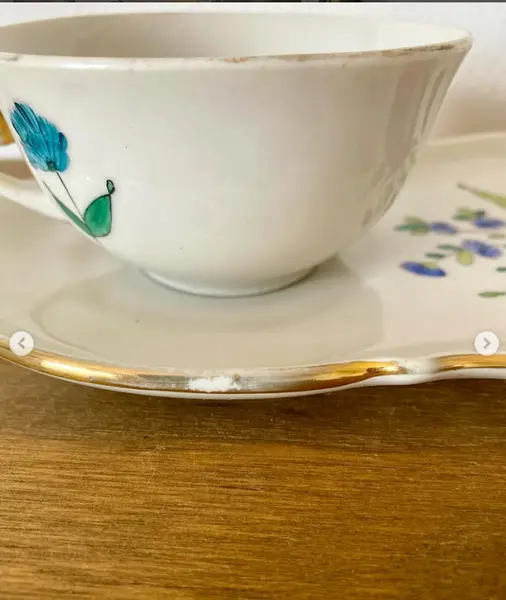 Foto de um(a) Xícara com bandeja, da categoria de Xícaras. Xícara com bandeja em porcelana. *Contém alguns desgastes no filete dourado e um trincado na alça, mas que nem comprometem... Mostrado de uma perspectiva diferente. Vendido no marketplace Trésors.