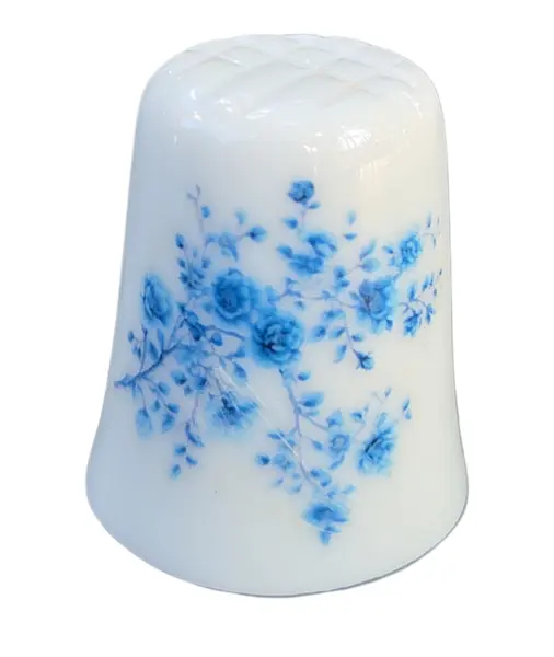 Foto de um(a) Dedal de Coleção em Porcelana – Florais e Laço Azul Estilo Português, da categoria de Outros colecionáveis. Esta peça destaca-se pela delicadeza de seus detalhes decorativos: de um lado, um rico arranjo de mini flores em tons de... Vendido no marketplace Trésors.