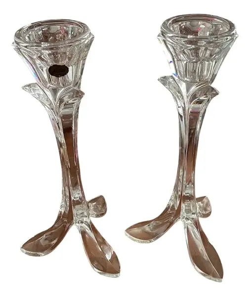 Foto de um(a) Antigo Par De Castiçais Art Deco Tulipas Cristal Francês, da categoria de Castiçais. Cristal d’Arques France.Antigo e finíssimo par de castiçais artísticos em cristal francês, modelo tulipa. Medidas 22x10cm... Vendido no marketplace Trésors.
