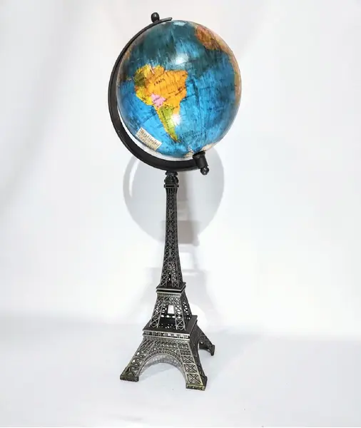 Foto de um(a) Globo Terrestre Eiffel, da categoria de Globos. Globo eiffel. Globo terrestre tendo como base a clássica torre eiffel, em metal com pátina bronze envelhecida e globo em... Mostrado de uma perspectiva diferente. Vendido no marketplace Trésors.