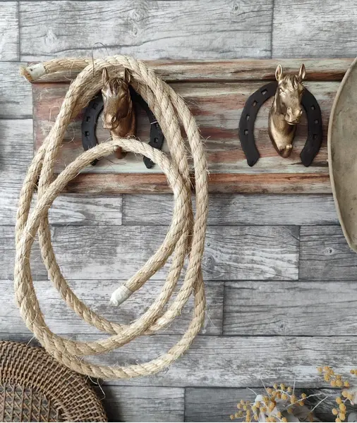 Foto de um(a) Cabideiro Horse, da categoria de Cabideiros e porta-chapéus. Cabideiro com cabeças de cavalos para complementar com suas ferraduras tudo sobre madeira de cerejeira envelhecida. Peça... Mostrado de uma perspectiva diferente. Vendido no marketplace Trésors.